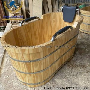 Xung quanh bồn tắm gỗ thông được gia cố bằng đai inox
