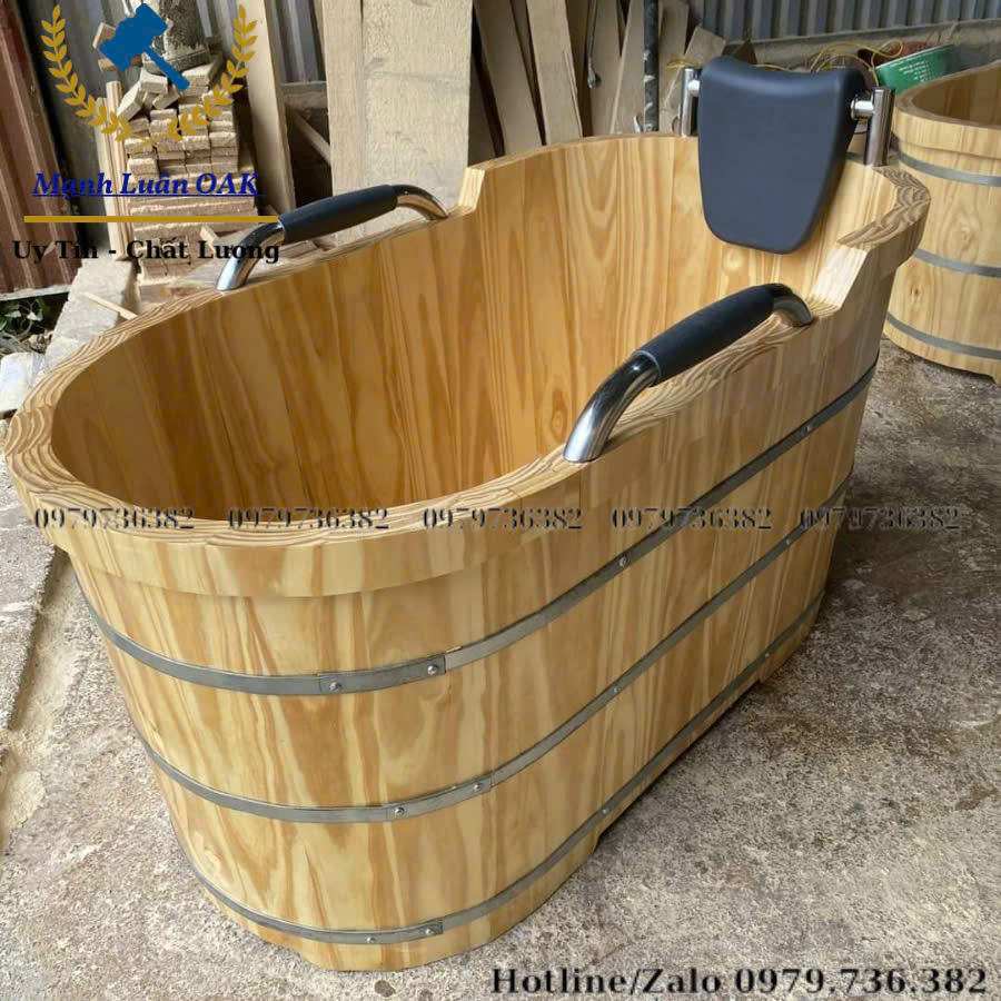 Xung quanh bồn tắm gỗ thông được gia cố bằng đai inox