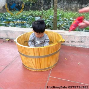 Xung quanh chậu gỗ ngâm mông được gia cố chắc chắn