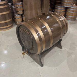 mặt thùng được gắn vòi mạ crom sang trọng