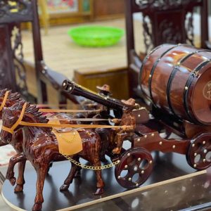 2 khẩu pháo được hướng lên tạo điểm nhấn