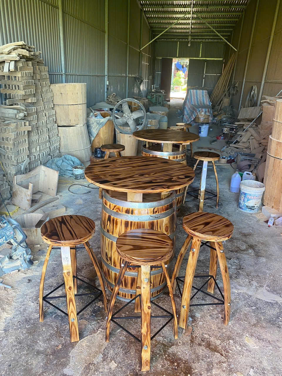 Bàn giao bộ bàn ghế cho anh khách tại Hà Nội