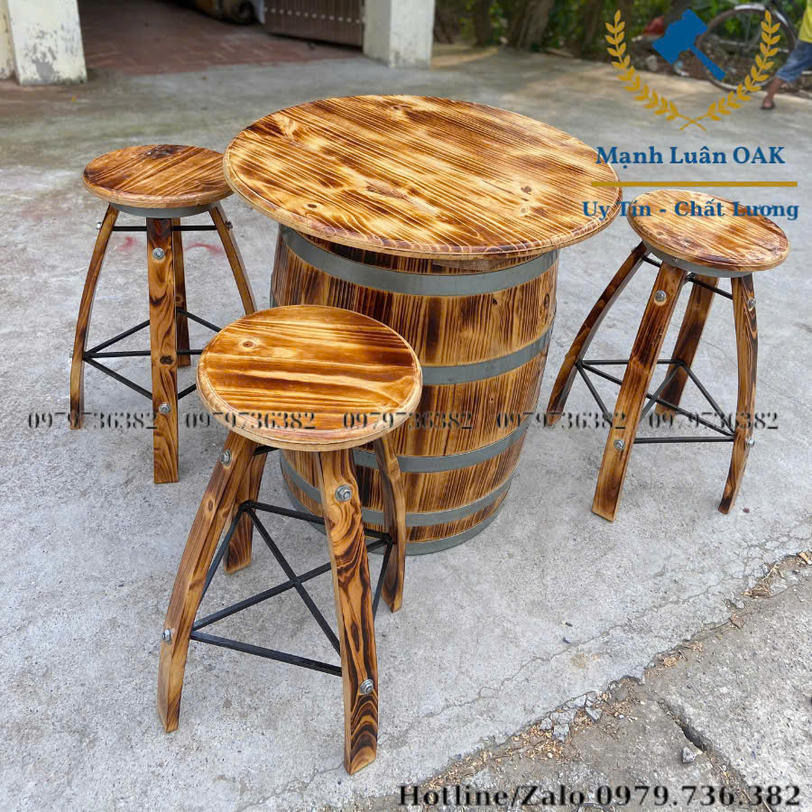 Ghế gỗ được thiết kế sắt vuông 10 chắc chắn