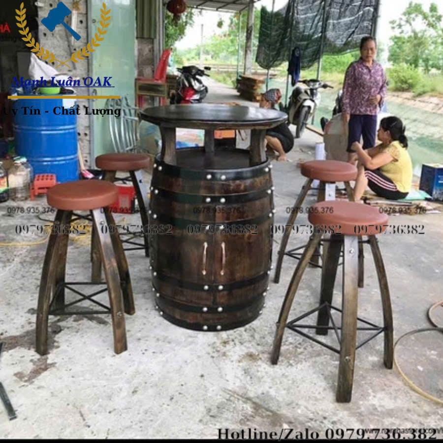 Hình ảnh thực tế của Bàn ghế gỗ cao cấp tại quán rượu
