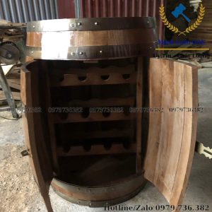 Phía bên trong có ngăn để chai rượu tạo điểm nhấn